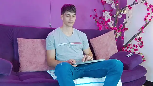 AlessioVitale online show from 11/26/25, 12:16