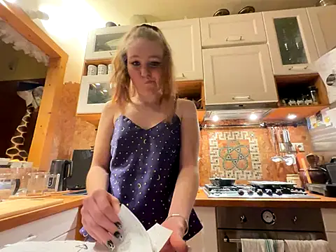 Snapshot of litttlegirl chatting on 10/30/25, 11:23 litttlegirl online show from 10/30/25, 11:23