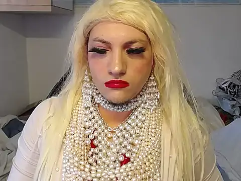 Snapshot of VanesaCrossic chatting on 12/18/25, 08:30 VanesaCrossic online show from 12/18/25, 08:30