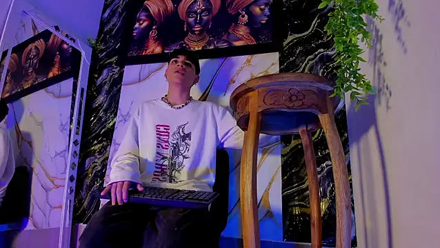 Leo Glow online show from 04/13/26, 02:21