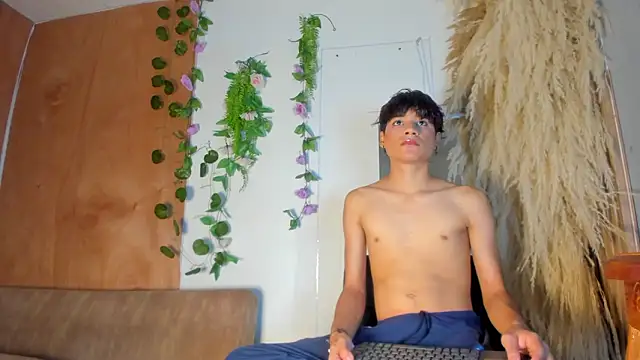 Leo Glow online show from 02/05/26, 01:18