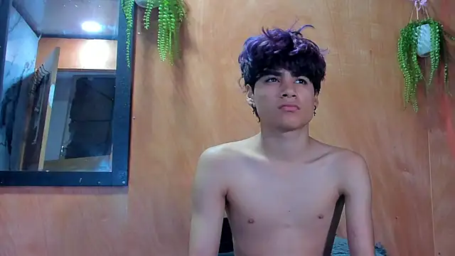 Leo Glow online show from 02/11/26, 01:00