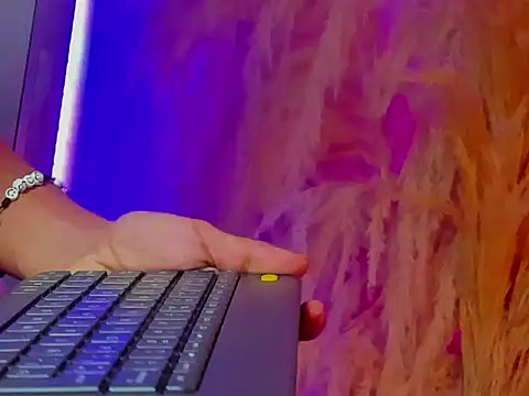 Leo Glow online show from 01/10/26, 10:10