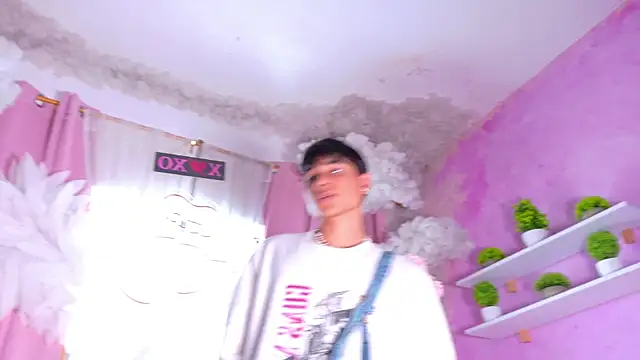 Leo Glow online show from 04/20/26, 07:59