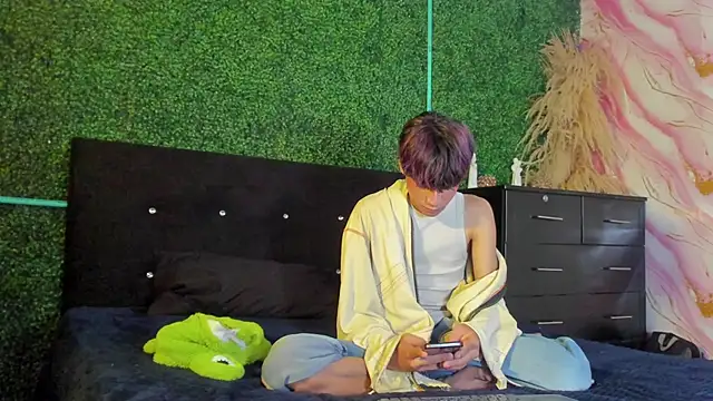 Leo Glow online show from 02/25/26, 01:00