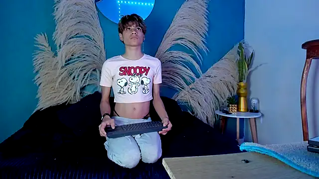 Leo Glow online show from 12/05/25, 01:10