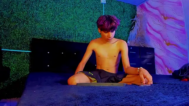 Leo Glow online show from 02/19/26, 01:08