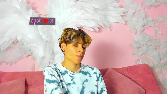 Leo Glow online show from 11/29/25, 01:00