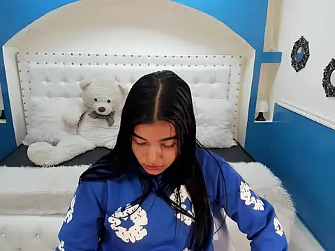 Snapshot of Sheyla_Bell chatting on 10/31/25, 01:52 Sheyla Bell online show from 10/31/25, 01:52