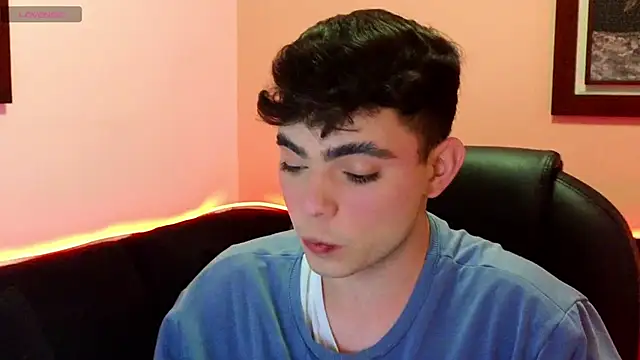 Snapshot of petitegigant33 chatting on 10/31/25, 03:03 petitegigant33 online show from 10/31/25, 03:03