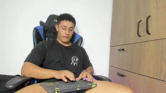 dorman boy online show from 01/08/26, 03:56