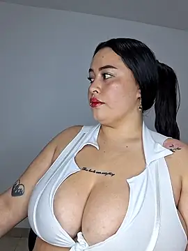 Snapshot of _Esteffy_ chatting on 10/31/25, 05:42  Esteffy  online show from 10/31/25, 05:42