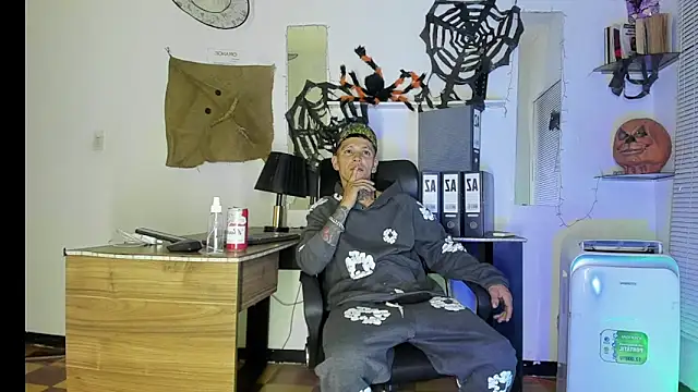 Snapshot of xxxTerrysxxx chatting on 10/31/25, 06:32 xxxTerrysxxx online show from 10/31/25, 06:32