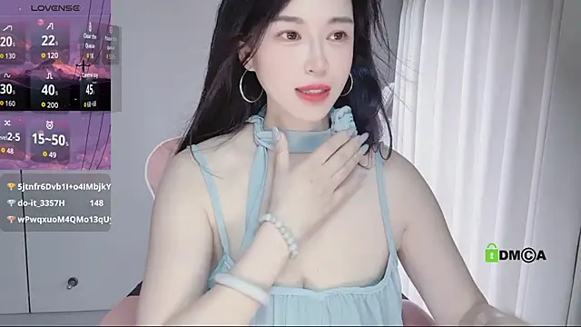 Snapshot of YunShan-33 chatting on 05/17/26, 03:45 YunShan-33 online show from 05/17/26, 03:45
