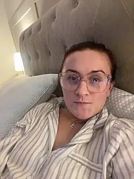 EmLovesxx online show from 11/17/25, 09:30