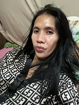 Snapshot of bellaUtops chatting on 05/16/26, 03:27 bellaUtops online show from 05/16/26, 03:27