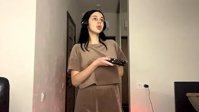 Snapshot of EliseBonser chatting on 11/03/25, 06:55 EliseBonser online show from 11/03/25, 06:55