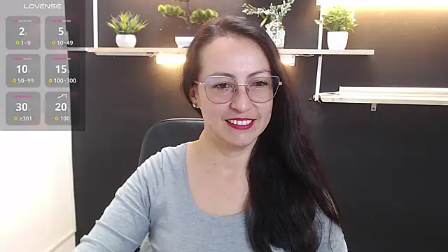 Snapshot of Lauryn_Jones chatting on 04/20/26, 04:41 Lauryn Jones online show from 04/20/26, 04:41