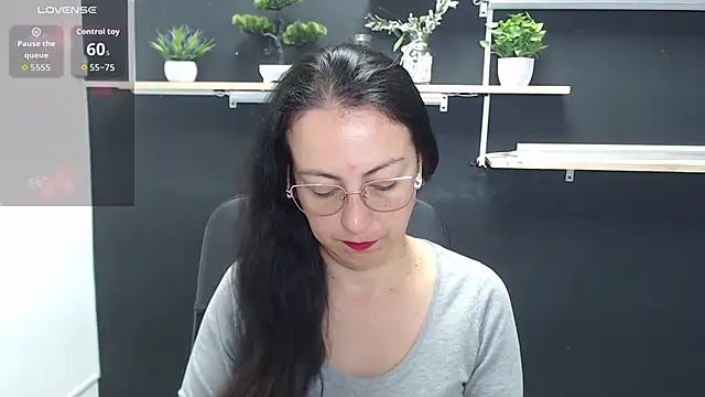 Snapshot of Lauryn_Jones chatting on 04/27/26, 05:33 Lauryn Jones online show from 04/27/26, 05:33