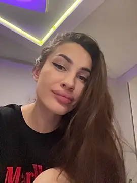 Snapshot of Muna_Luu chatting on 10/31/25, 10:05 Muna Luu online show from 10/31/25, 10:05