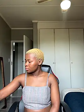 Snapshot of MiyaXo2 chatting on 11/12/25, 08:18 MiyaXo2 online show from 11/12/25, 08:18