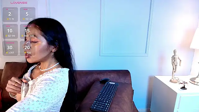 Snapshot of Auramoone chatting on 11/07/25, 07:51 Auramoone online show from 11/07/25, 07:51