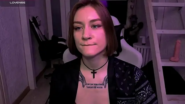 Snapshot of RetroMarie chatting on 10/31/25, 11:11 RetroMarie online show from 10/31/25, 11:11