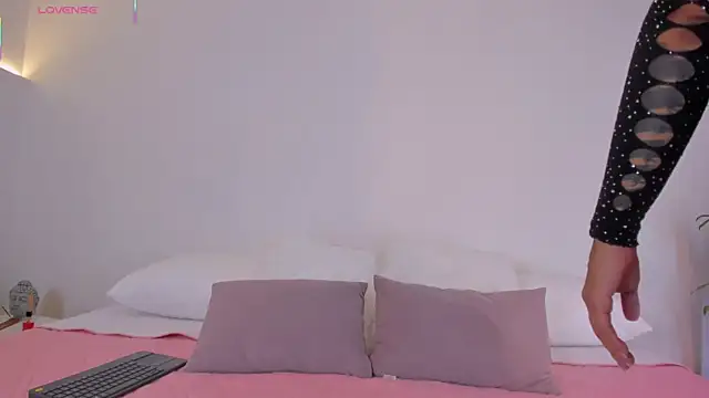  Hanna Williams  online show from 11/10/25, 08:36