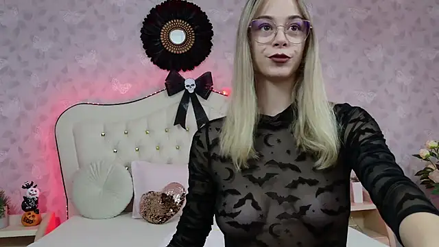 GracieCute online show from 10/30/25, 04:33