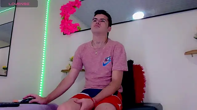 Sebastian Loaiza online show from 12/15/25, 01:06