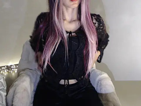 Snapshot of Elyara- chatting on 03/03/26, 11:17 Elyara- online show from 03/03/26, 11:17