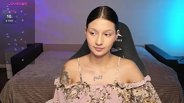 Snapshot of Nikol_Goldysss chatting on 11/06/25, 02:37 Nikol Goldysss online show from 11/06/25, 02:37