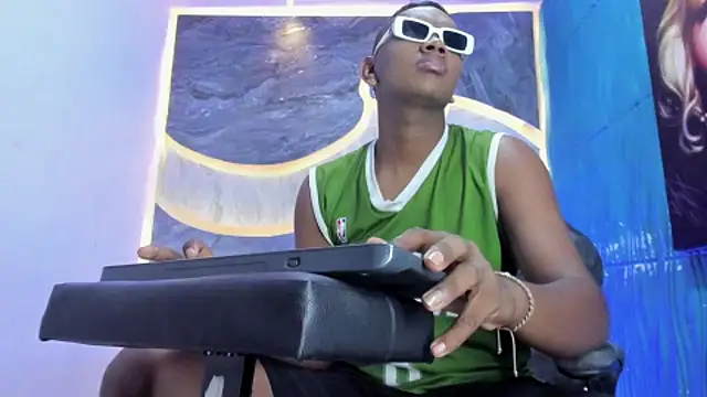 Snapshot of the_hot_boy0 chatting on 11/06/25, 12:31 the hot boy0 online show from 11/06/25, 12:31