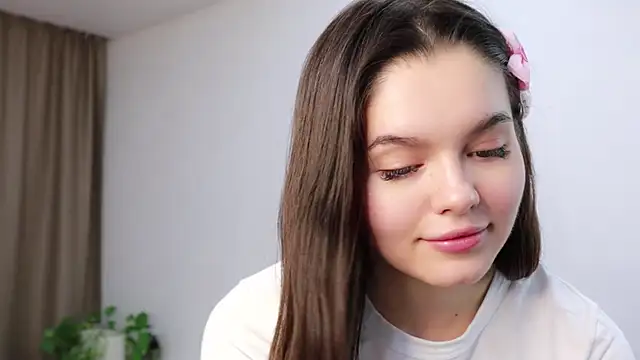 Snapshot of Xo_Laura chatting on 11/05/25, 08:39 Xo Laura online show from 11/05/25, 08:39