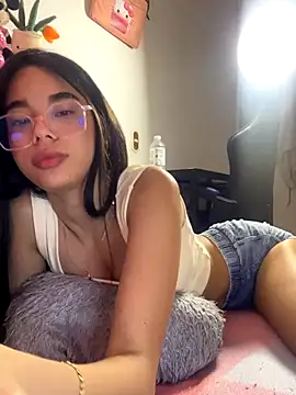 Snapshot of Milleradhara24 chatting on 12/14/25, 09:48 Milleradhara24 online show from 12/14/25, 09:48