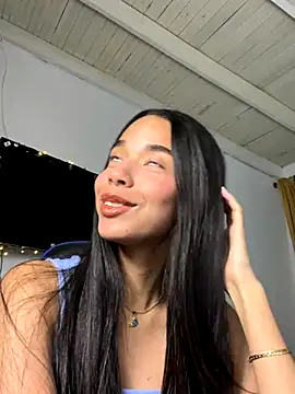 Snapshot of Milleradhara24 chatting on 11/25/25, 01:28 Milleradhara24 online show from 11/25/25, 01:28