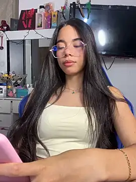 Snapshot of Milleradhara24 chatting on 12/13/25, 09:43 Milleradhara24 online show from 12/13/25, 09:43