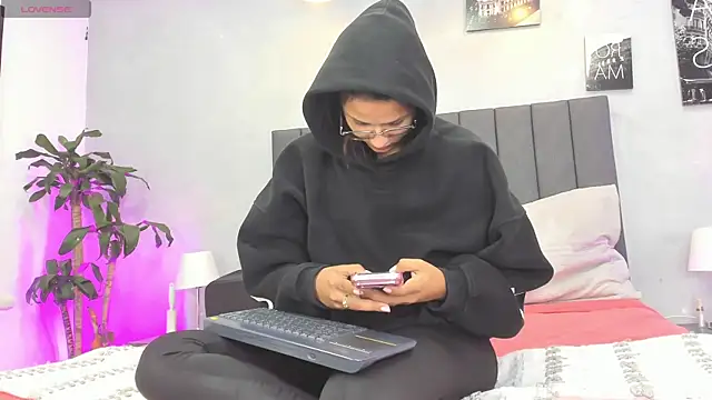 Snapshot of kendra_london chatting on 05/13/26, 11:28 kendra london online show from 05/13/26, 11:28