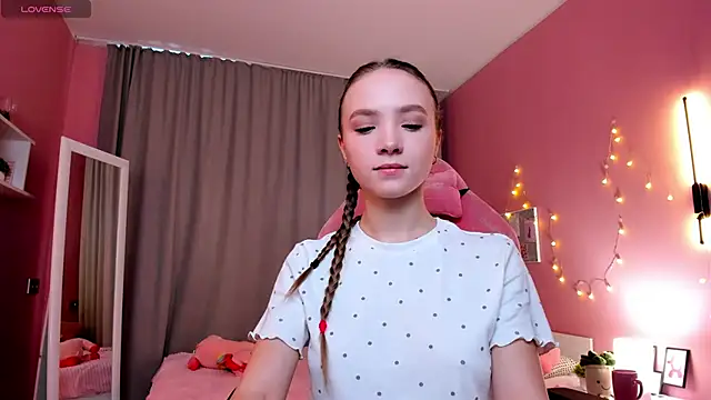 Adria Arjona online show from 11/30/25, 07:42