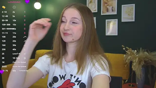 Snapshot of S_Sandra chatting on 11/15/25, 01:04 S Sandra online show from 11/15/25, 01:04