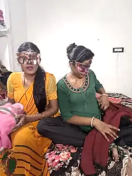 Snapshot of Real-Family chatting on 12/16/25, 05:06 Real-Family online show from 12/16/25, 05:06