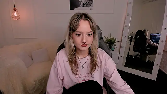 Snapshot of ElsiHill chatting on 11/02/25, 01:38 ElsiHill online show from 11/02/25, 01:38