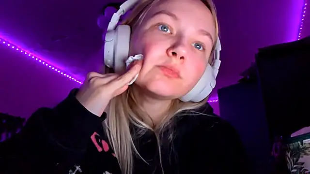 KarinRobertson online show from 12/03/25, 04:17