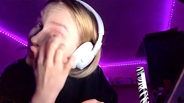 KarinRobertson online show from 11/26/25, 04:07