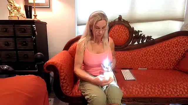 Snapshot of ChrisTinaBruce chatting on 11/12/25, 07:18 ChrisTinaBruce online show from 11/12/25, 07:18