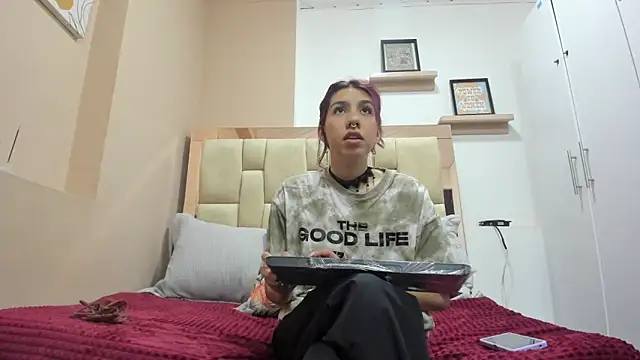 zoe-moreau online show from 12/19/25, 07:05