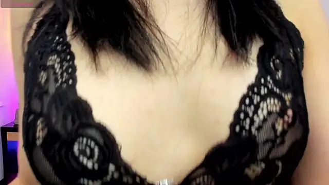 zoe-moreau online show from 04/18/26, 07:40