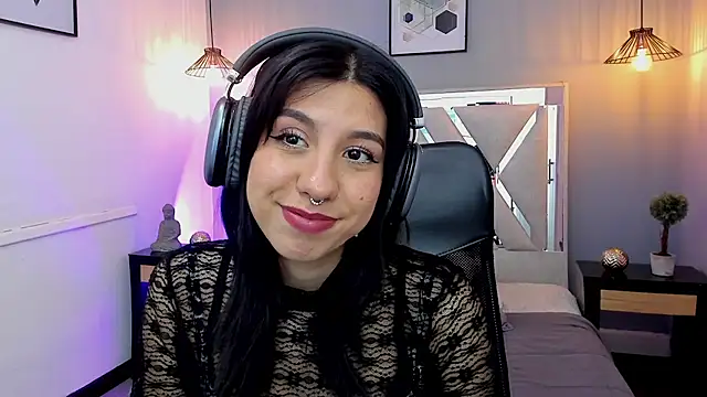 zoe-moreau online show from 04/13/26, 07:18