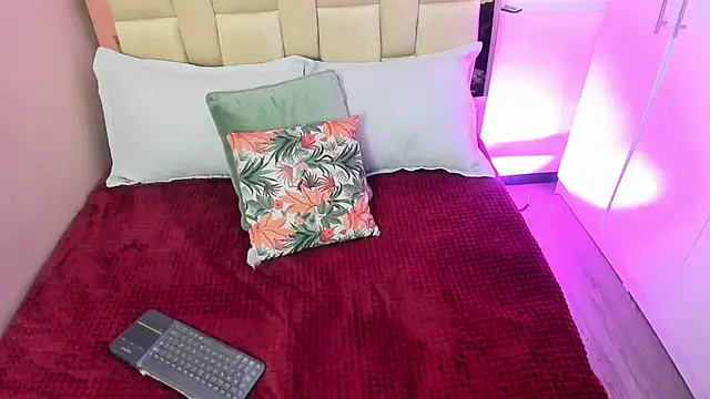 zoe-moreau online show from 12/18/25, 07:07