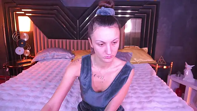 ZafiraMoonn online show from 12/22/25, 06:46